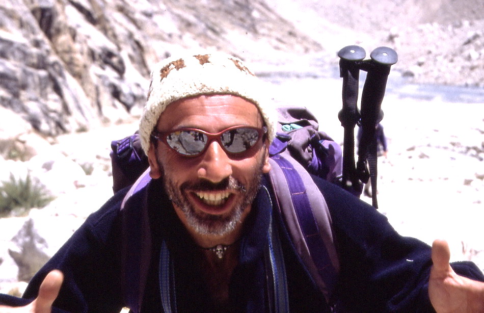 Penasa nel 2001 al campo base del Tirich Mir, montagna più alta della catena dell'Hindu Kush, in Pakistan