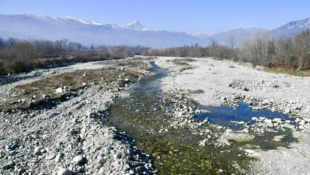 Po in secca da La Stampa Fatti in breve: Viva la pioggia e la neve - Cicloturismo - Conosci i Sirfidi?