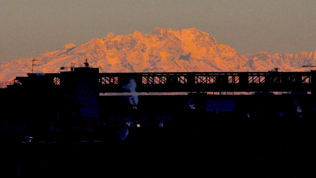 Monte Rosa allalba dietro a San Siro Tra-monti dalla città