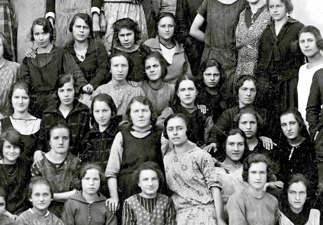 Le giovani donne sfruttate nelle fabbriche di pietrine per orologi della Val d'Ossola Fabbrichine in pausa Le giovani donne sfruttate nelle fabbriche di pietrine per orologi della Val d'Ossola