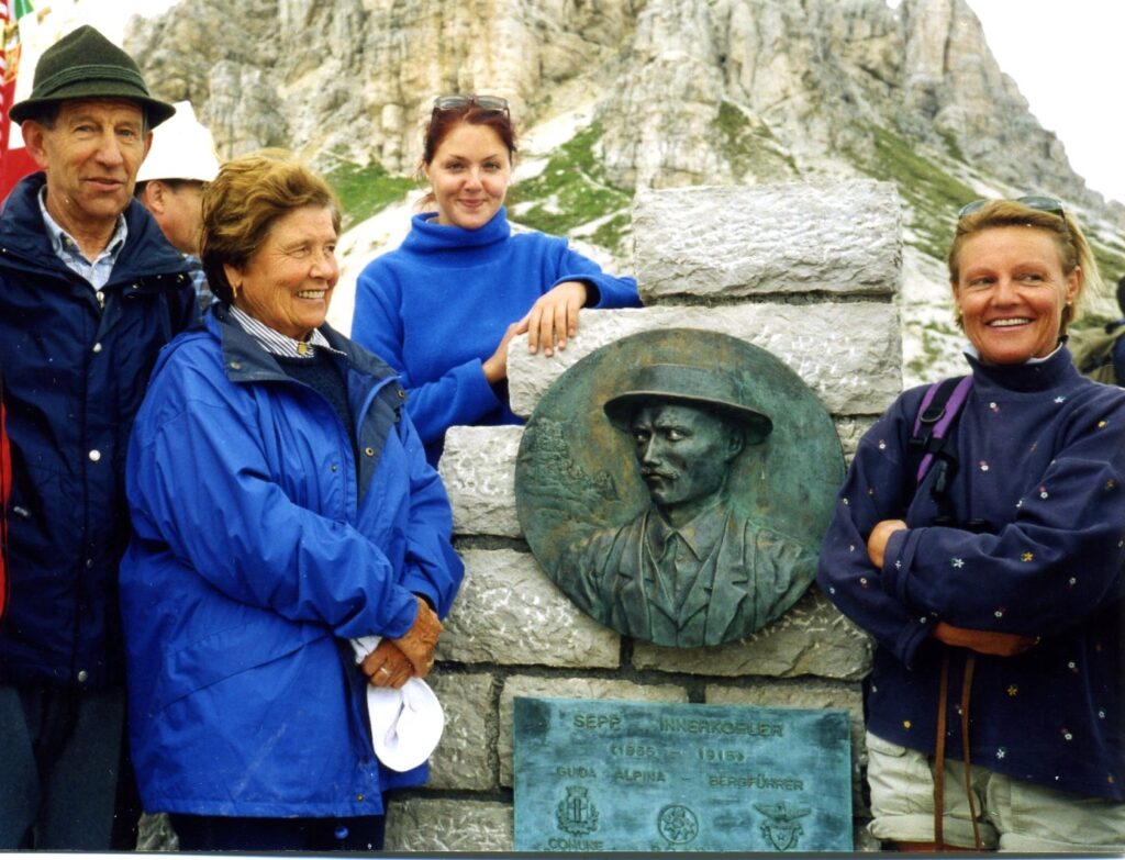 Uno scatto, un ricordo: il monumento a Sepp Innerkofler (e una guerra da cui nulla sembra abbiamo imparato) Fam. Innerkofler Rif. Locatelli Uno scatto, un ricordo: il monumento a Sepp Innerkofler (e una guerra da cui nulla sembra abbiamo imparato)