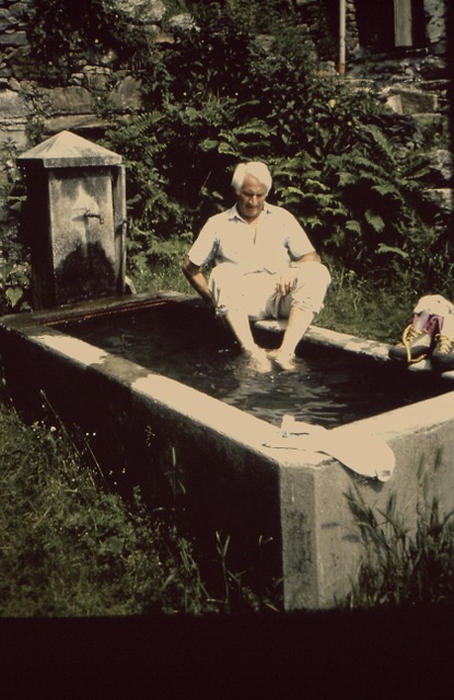 Scarpe di Bonatti ph. Serafin copia Uno scatto, un ricordo: Walter Bonatti e i piedi nella fontana