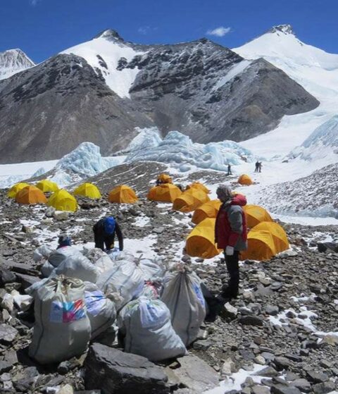 Everest, quando la montagna è un'industria Clean Everest campo base Everest, quando la montagna è un'industria