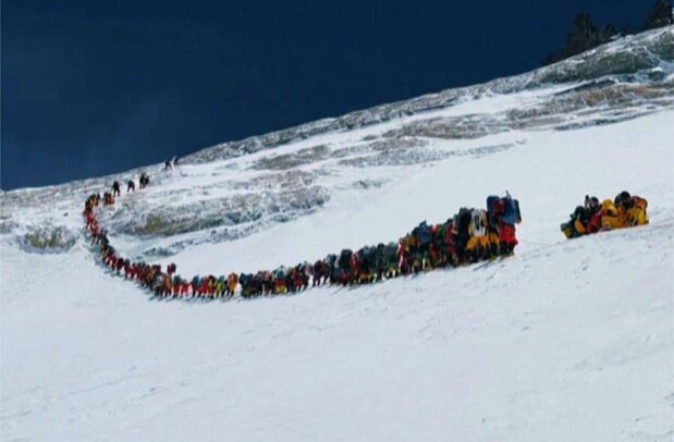 Everest, quando la montagna è un'industria In coda sullEverest maggio 2026 Everest, quando la montagna è un'industria